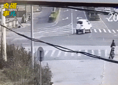 车厢后竟挤满了人！三轮摩托车违规载人还上高速？