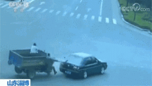 车厢后竟挤满了人！三轮摩托车违规载人还上高速？