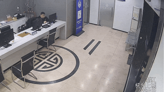 杭州的哥深夜在西湖边接到一名“特殊客人”，直接送去派出所！结局万万想不到