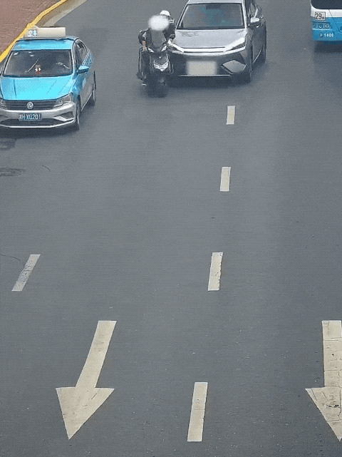 女子骑电动车发生车祸被卡车碾过,这个习惯让她保住命 女子骑电动车发生车祸被卡车碾过,这个习惯让她保住命