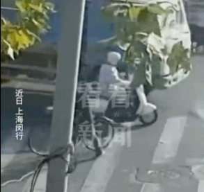 女子骑电动车发生车祸被卡车碾过,这个习惯让她保住命 女子骑电动车发生车祸被卡车碾过,这个习惯让她保住命