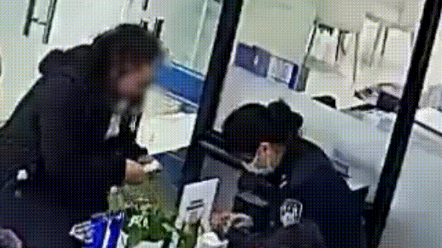 “照片可以给我吗?”在办证窗口,她哭得像个孩子 “照片可以给我吗?”在办证窗口,她哭得像个孩子