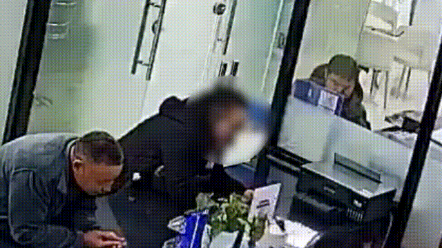 “照片可以给我吗?”在办证窗口,她哭得像个孩子 “照片可以给我吗?”在办证窗口,她哭得像个孩子