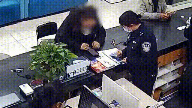 “照片可以给我吗?”在办证窗口,她哭得像个孩子 “照片可以给我吗?”在办证窗口,她哭得像个孩子