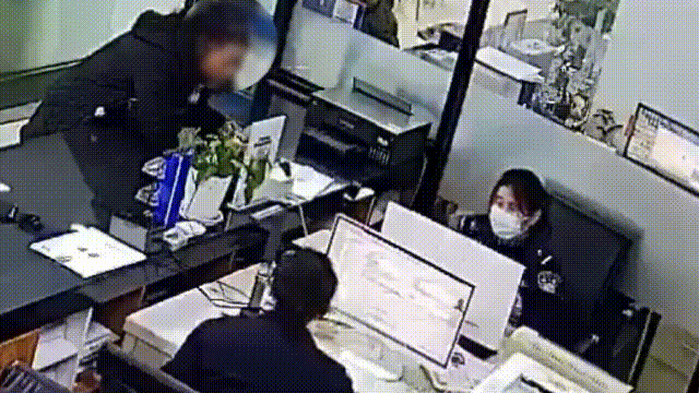 “照片可以给我吗?”在办证窗口,她哭得像个孩子 “照片可以给我吗?”在办证窗口,她哭得像个孩子