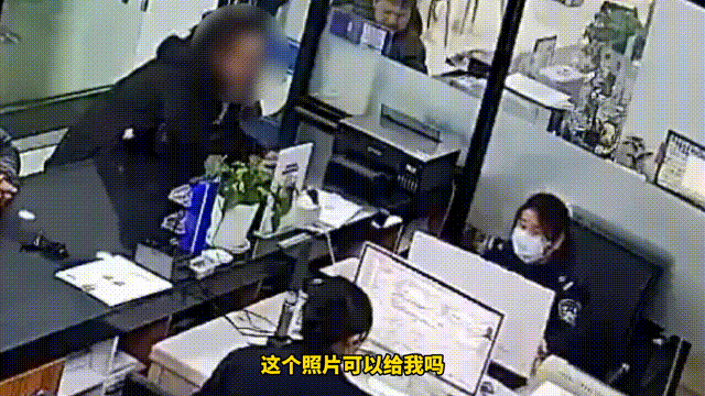 “照片可以给我吗?”在办证窗口,她哭得像个孩子 “照片可以给我吗?”在办证窗口,她哭得像个孩子