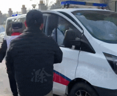 幼童被零食卡喉，路过的他们救下一条命！