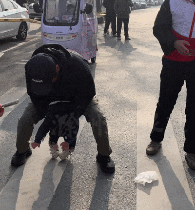 幼童被零食卡喉，路过的他们救下一条命！