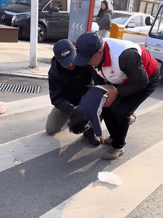 幼童被零食卡喉，路过的他们救下一条命！