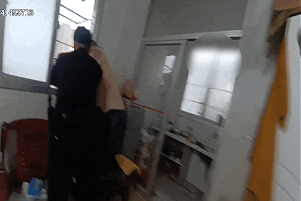民警上门时她还在拦着!“只差最后一步就好” 民警上门时她还在拦着!“只差最后一步就好”