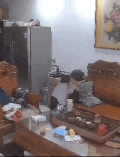 保温杯突然炸了！女子吓懵：热水喷射，被烫到水泡密密麻麻