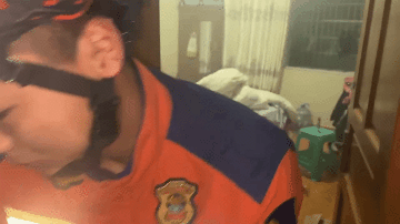 一时想不开，女子欲从商场楼顶跃下！危急时刻，一抹橙色身影扑向她