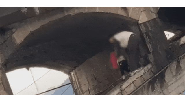 一时想不开，女子欲从商场楼顶跃下！危急时刻，一抹橙色身影扑向她