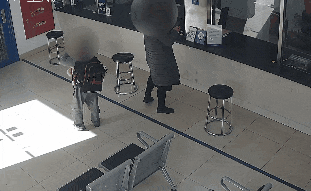 “小朋友，以后可不能再一个人出门了哦！”