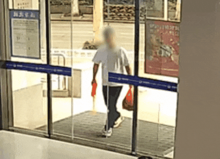 什么情况?海宁一派出所大厅警员抱着西瓜夺门而出 什么情况?海宁一派出所大厅警员抱着西瓜夺门而出