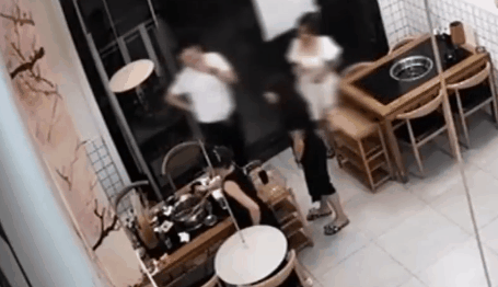 4岁男孩把打火机扔进热水壶,外婆被“炸”进医院,惨遭“毁容”!紧急提醒 4岁男孩把打火机扔进热水壶,外婆被“炸”进医院,惨遭“毁容”!紧急提醒