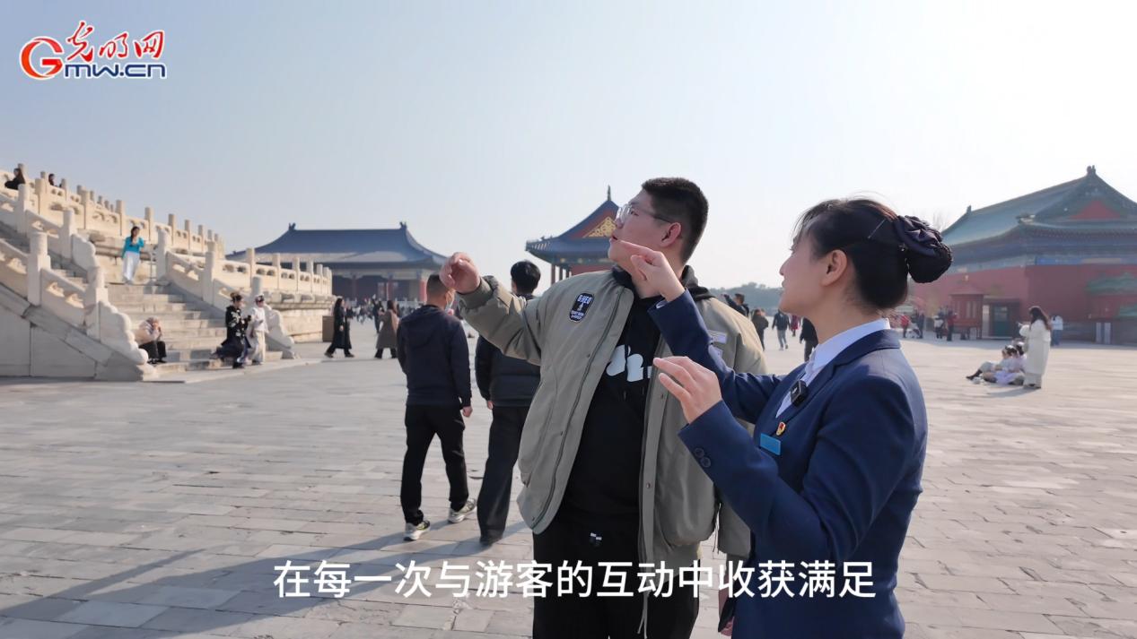 “不被定义”的她丨在天坛里，她成了“说故事的人”