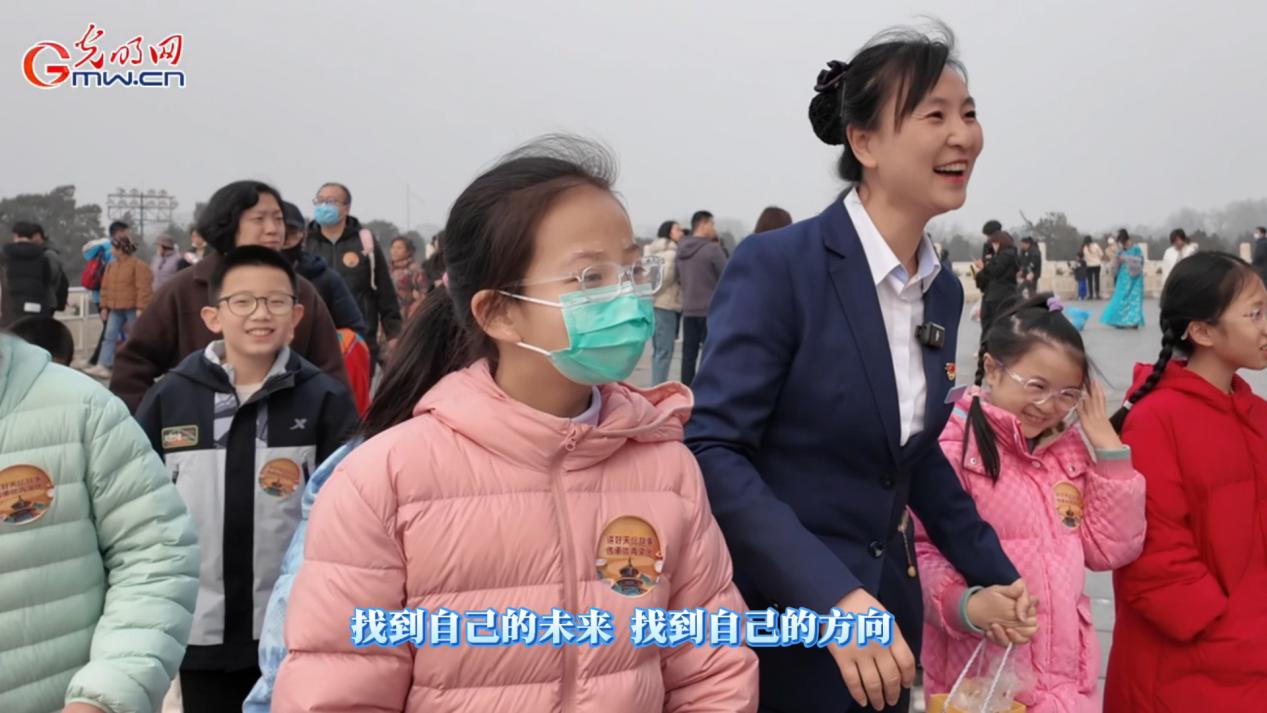 “不被定义”的她丨在天坛里，她成了“说故事的人”