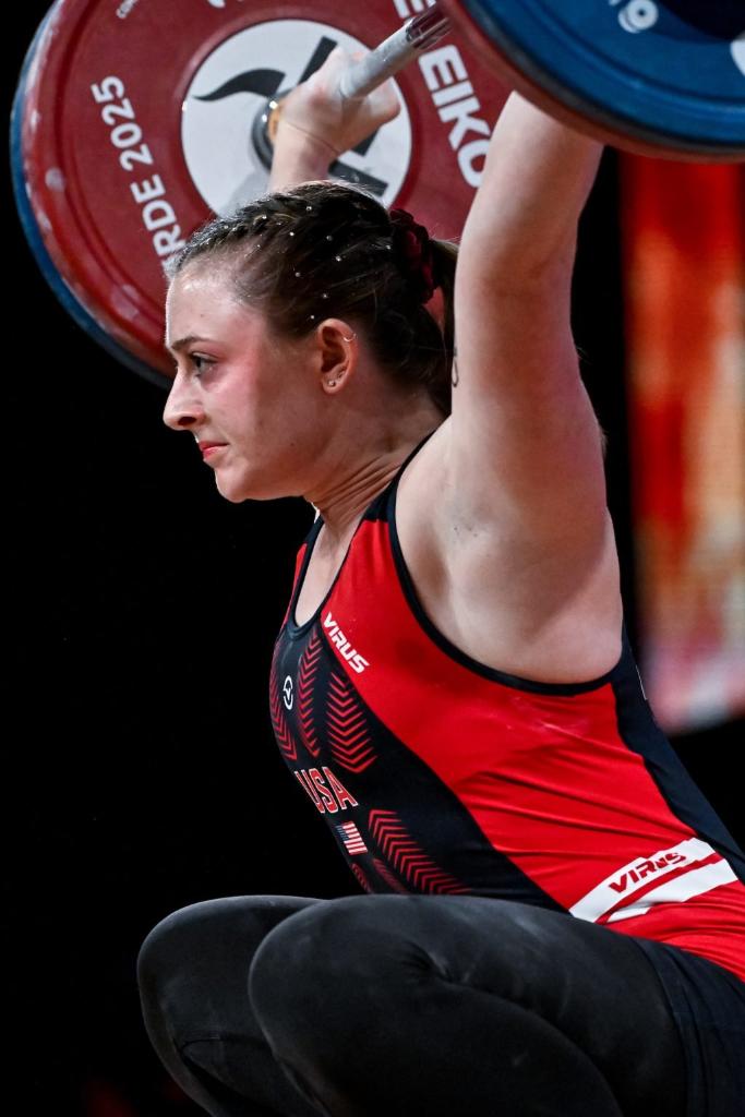 举重世锦赛：奥运冠军里夫斯连刷三项世界纪录