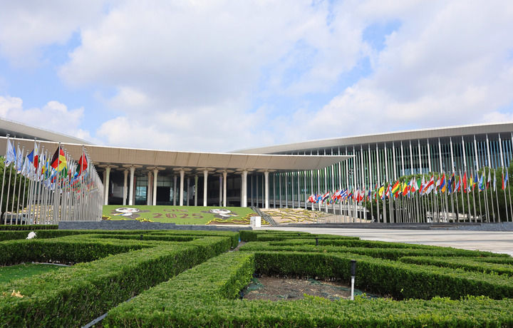 思想之光照亮奋进之路——以习近平同志为核心的党中央引领中国经济社会高质量发展迈向新境界