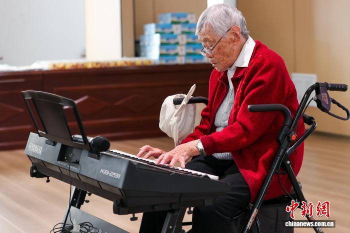 青海西宁：老人与小朋友共度重阳