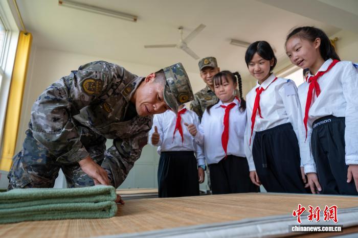 “红领巾”进军营 国防教育“零距离” 武警桂林支队:“红领巾”进军营国防教育“零距离”