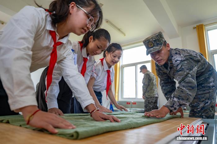 “红领巾”进军营 国防教育“零距离”