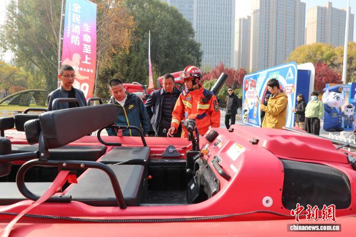 青海民众沉浸式学习消防安全知识