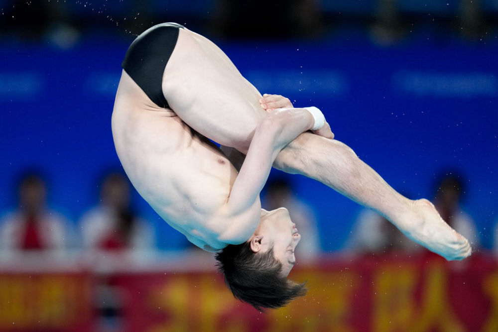 全运会跳水比赛：练俊杰称霸男子个人全能 李亚杰稳赢女子1米跳板