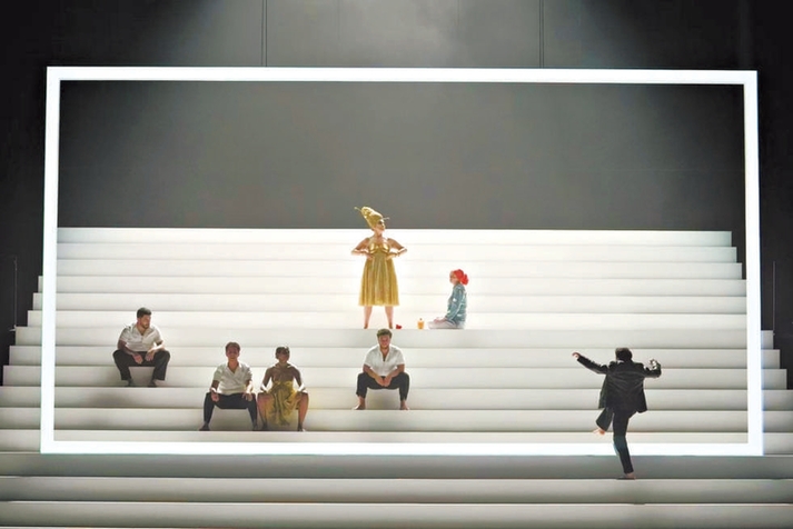 《屏风》:镜像中的叠影