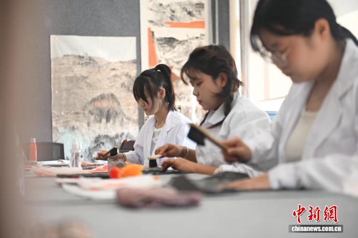 甘肃高校育“文物医生”