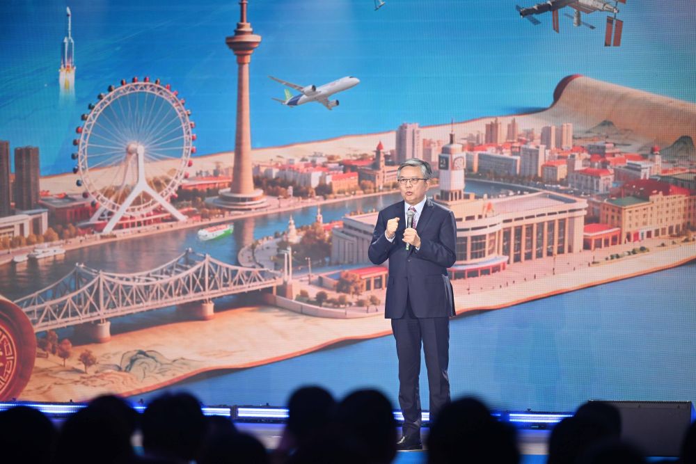 演话剧、科技秀、微宣讲……一堂别样思政课激发青年“踏浪新质潮” 演话剧、科技秀、微宣讲……一堂别样思政课激发青年“踏浪新质潮”