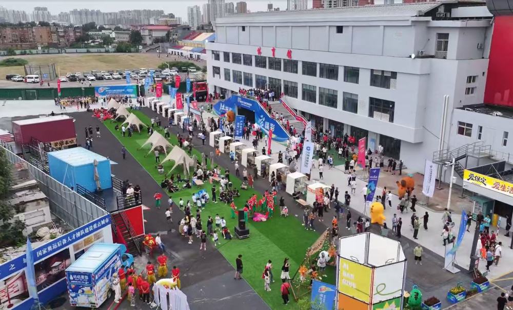 五十多岁的老体育馆因足球重生