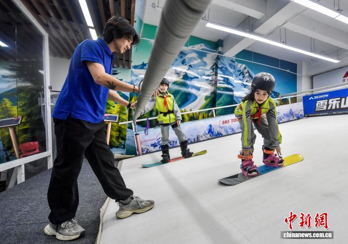 乌鲁木齐:小学生滑雪模拟机上体验滑雪乐趣