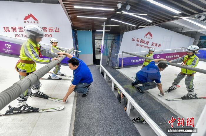 乌鲁木齐:小学生滑雪模拟机上体验滑雪乐趣