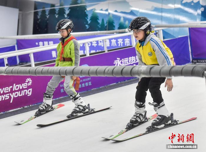 乌鲁木齐:小学生滑雪模拟机上体验滑雪乐趣
