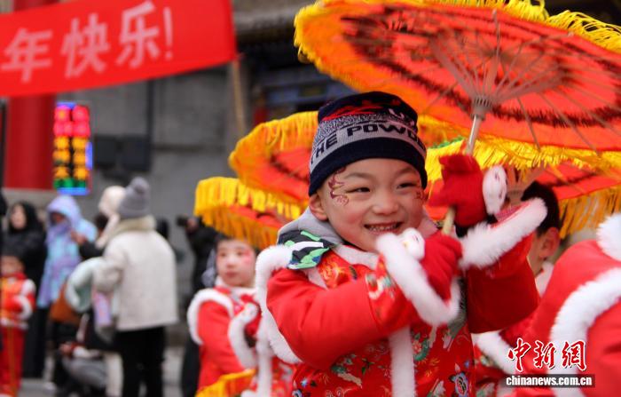 山西祁县:萌娃古城社火展演贺新年