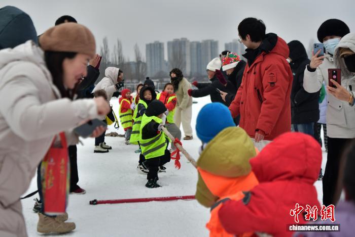 雪飘石家庄 民众乐享冬日雪趣