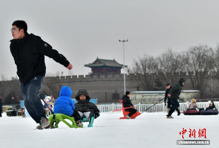 雪飘石家庄 民众乐享冬日雪趣