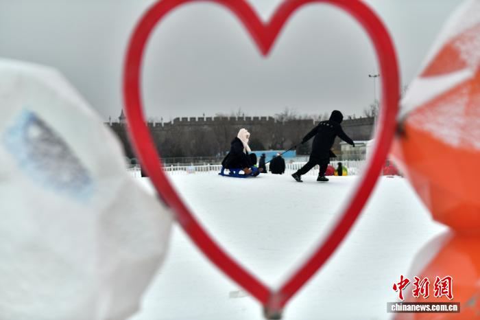 雪飘石家庄 民众乐享冬日雪趣