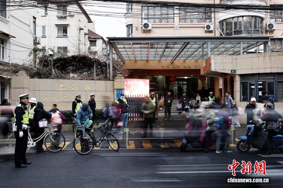 校园模式开启 多地中小学生迎来新学期