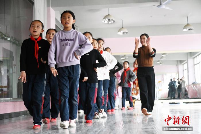 甘肃高台:百年校园“搭台”让古戏唱“新声”