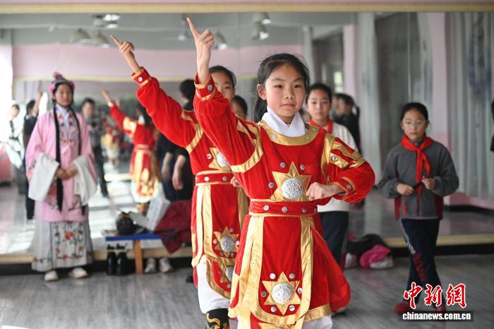 甘肃高台:百年校园“搭台”让古戏唱“新声”