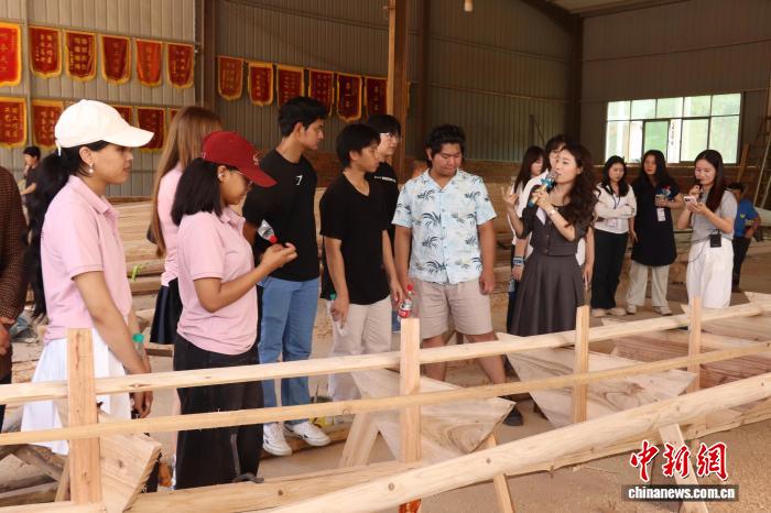 外国留学生江西体验龙舟制作 感受中华传统文化魅力 外国留学生江西体验龙舟制作感受中华传统文化魅力