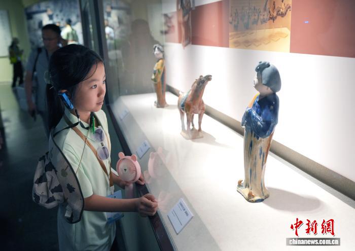 多国华裔青少年在成都杜甫草堂寻中华文脉之根