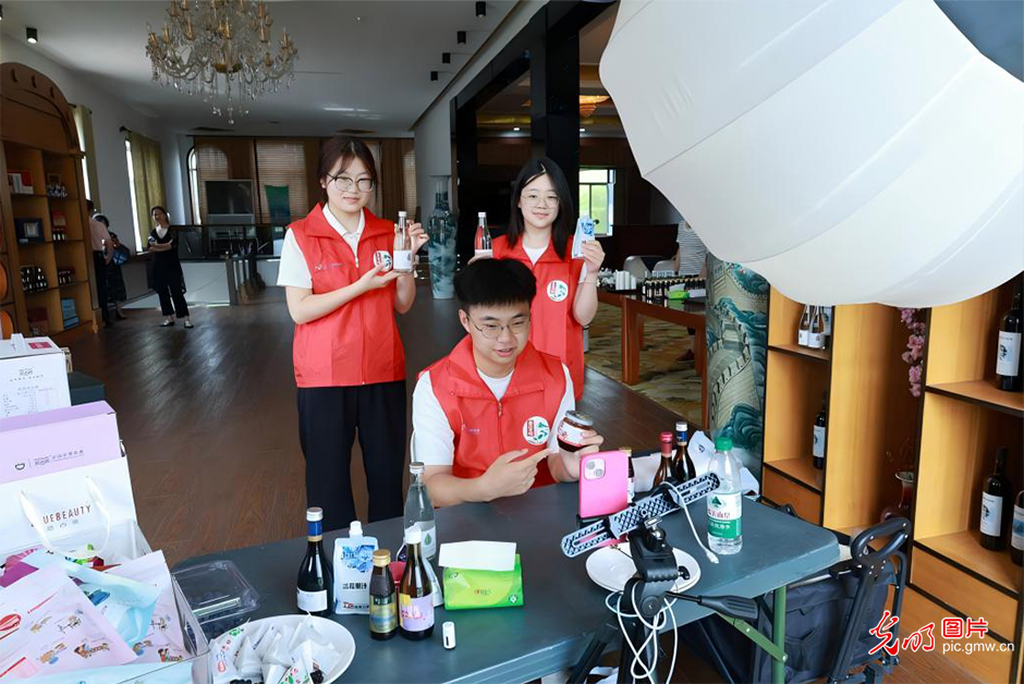 青年学子在一线：锤炼专业本领，服务地方发展