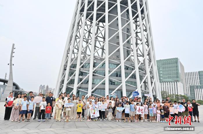 广州开展新就业群体家庭暑期广州塔体验活动