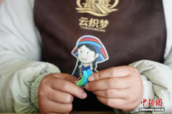 云南怒江独龙族青年返乡创业 “织”就文化传承路