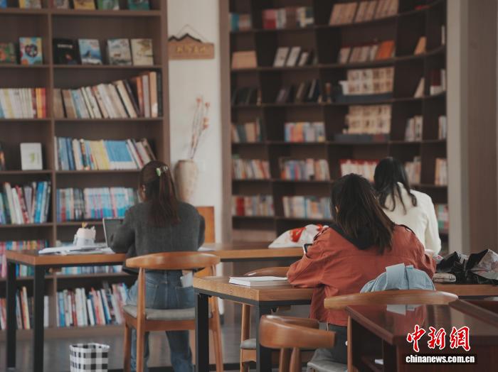 贵州赫章易地扶贫搬迁社区书院受青年青睐 贵州赫章易地扶贫搬迁社区书院受青年青睐