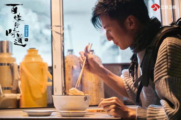 谢霆锋学做葱油饼 高圆圆做客《百姓的味道》回忆爸爸的美味